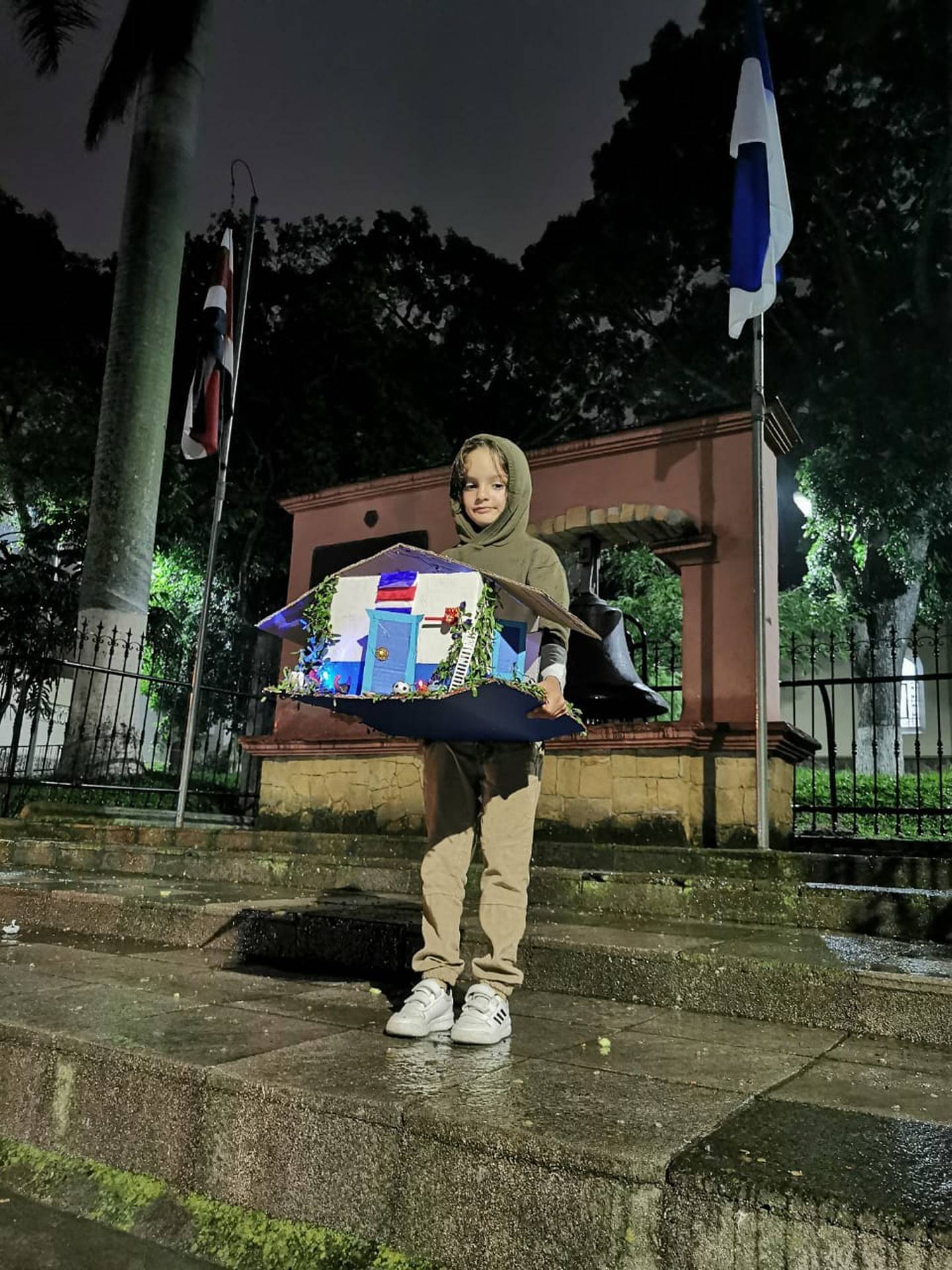 Desde el 12 de setiembre Santiago Trullas Arroyo, quien tiene 7 años, le dijo a su mamá, doña Andrea Arroyo, que tenía que hacer un farol para desfilar el 14 de setiembre.