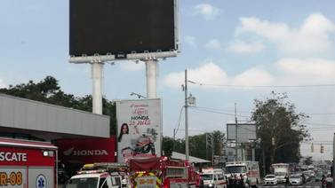 Trabajador que ponía valla publicitaria de 20 metros de altura sufrió golpes al desestabilizarse 