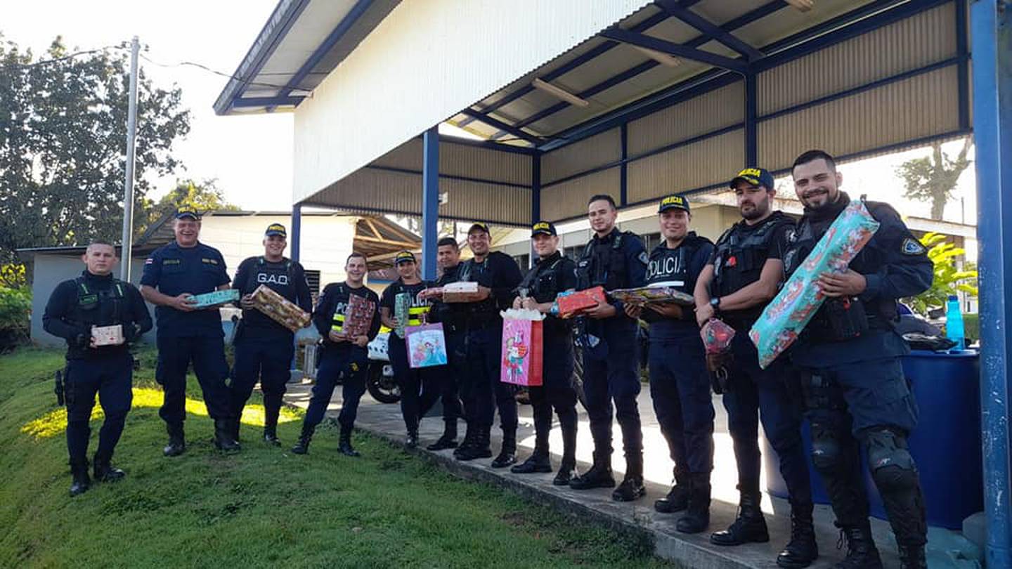 Oficiales llevaron regalos y alegría a comunidades en riesgo social. Foto MSP.