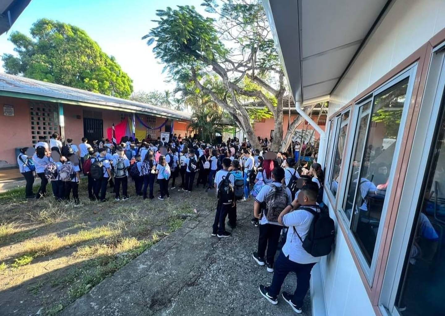 Un estudiante del Liceo de Chacarita, Puntarenas, le lanzó cloro a una compañera en los ojos. La muchacha perdió la vista en uno de ellos.
