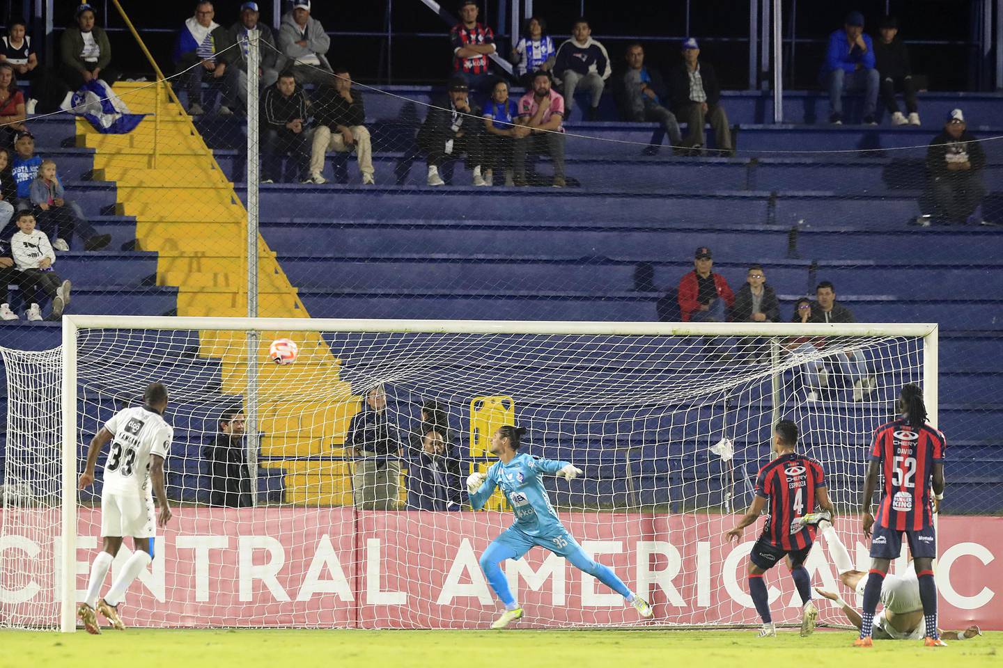 04/10/2023    Estadio Fello Meza, Cartago. El Club Sport Cartaginés recibió a Comunicaciones, de Guatemala, en partido de ida por repechaje de la Copa Centroamericana de CONCACAF.