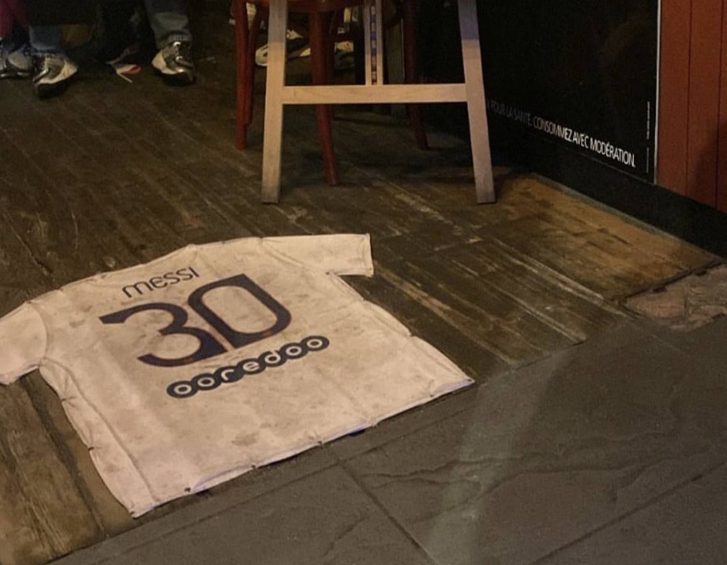 La camiseta de Messi fue puesta a la entrada del bar. foto Twitter.