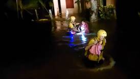 Bomberos rescatan a adultos mayores y a niños que quedaron atrapados en inundación 