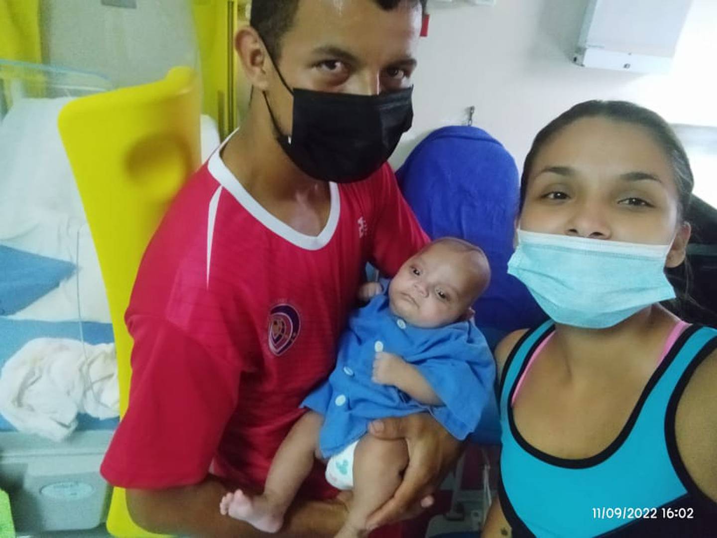 Julissa Herrera junto a su esposo, Elberth Jiménez, y su bebé, Andrey Mateo de 3 meses. foto cortesía Julissa Herrera.