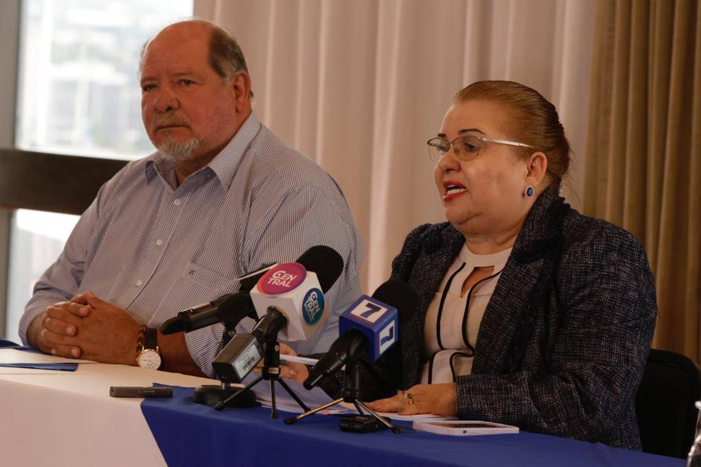 José Loría y Martha Rodríguez, directos de CCSS reinstalados por Sala IV, llamaron a conferencia de prensa para denunciar lo que consideran "persecución" del Consejo de Gobierno. Foto: Mayela López