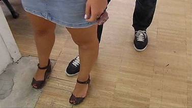 Demandan a hombre por usar cámara en su zapato para grabar a mujeres debajo de la falda