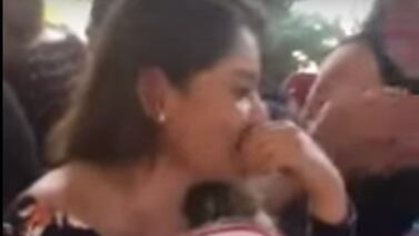 (Video) ¡Horror! La cara de una novia cuando el anillo de compromiso le llega... ¡en un taco!