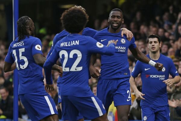 Antonio Rudiger (2o. a la derecha), del Chelsea, celebra con sus compañeros el pepino logrado este sábado en casa frente al Stoke City. Su gol abrió el camino para la goleada azul 5-0. AFP