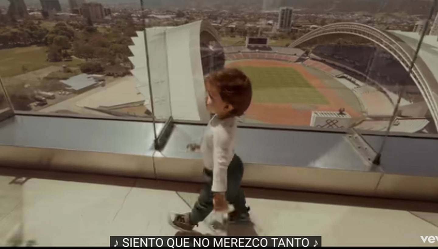 Greeicy presenta a su hijo en su nuevo video "Kai" donde sale el Estadio Nacional.
