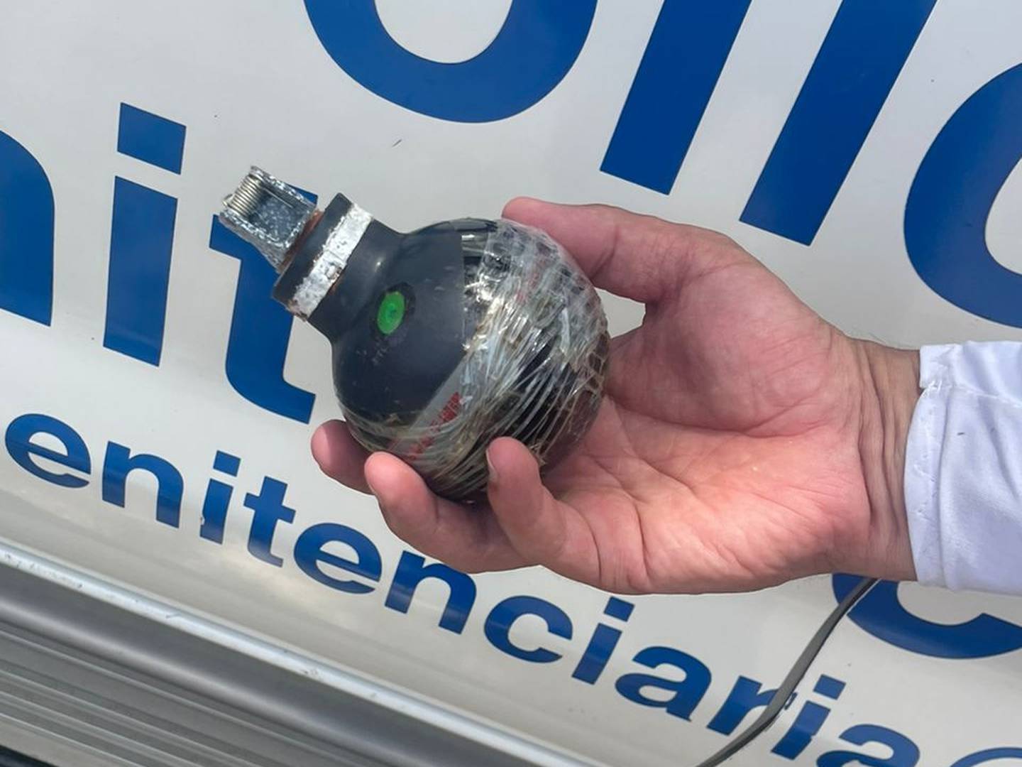 La granada fue encontrada por policías penitenciarios que realizaban un recorrido por el centro penal. Foto Ministerio de Justicia.