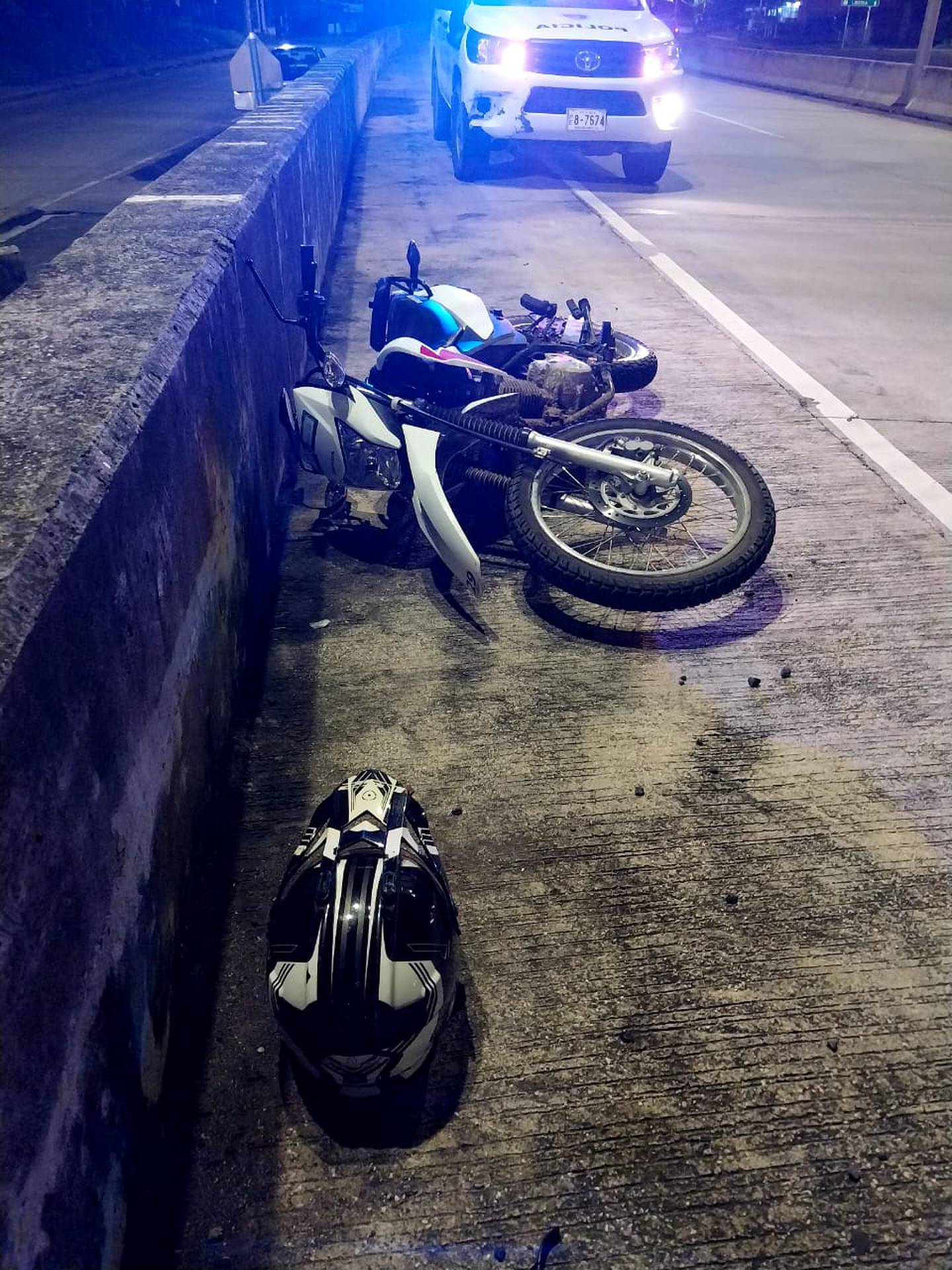 Uno de los sospechosos se accidentó cuando trató de darse a la fuga en esta moto. Foto MSP.