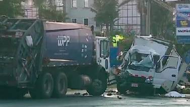 Joven chino que manejaba camión con verduras murió al chocar contra camión de basura 