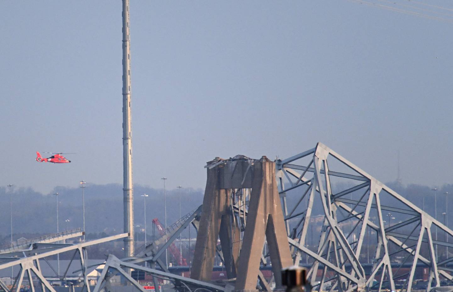 El puente Francis Scott Key en Baltimore se derrumbó después de ser golpeado por un buque portacontenedores.