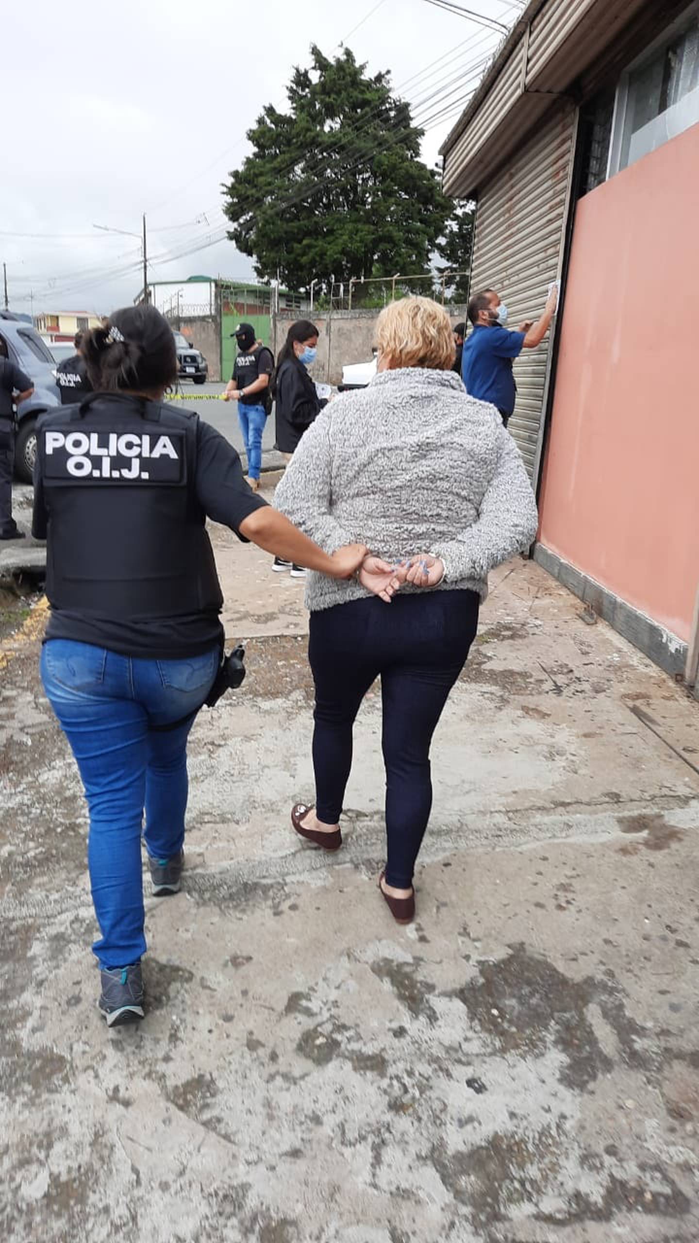 Mujer apellidada Acuña es detenida por el OIJ en Cartago como sospechosa de proxenetismo de mujeres. Foto OIJ.