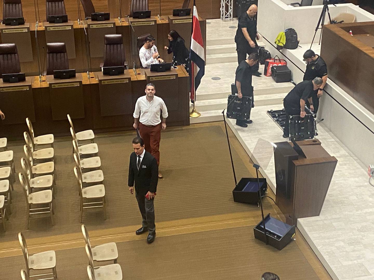El ministro de Comunicación, Jorge Rodríguez (camisa blanca y pantalón rojo), supervisó la instalación de los equipos en el plenario legislativo, previo a que el presidente Rodrigo Chaves ensayara su discurso. Foto: Lucía Astorga