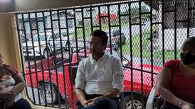 Pedro Muñoz, precandidato del PUSC, sigue sin usar la mascarilla en giras de campaña