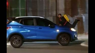 (Video) Chofer borracho se lleva a repartidor en tapa de carro y luego agrede a policía