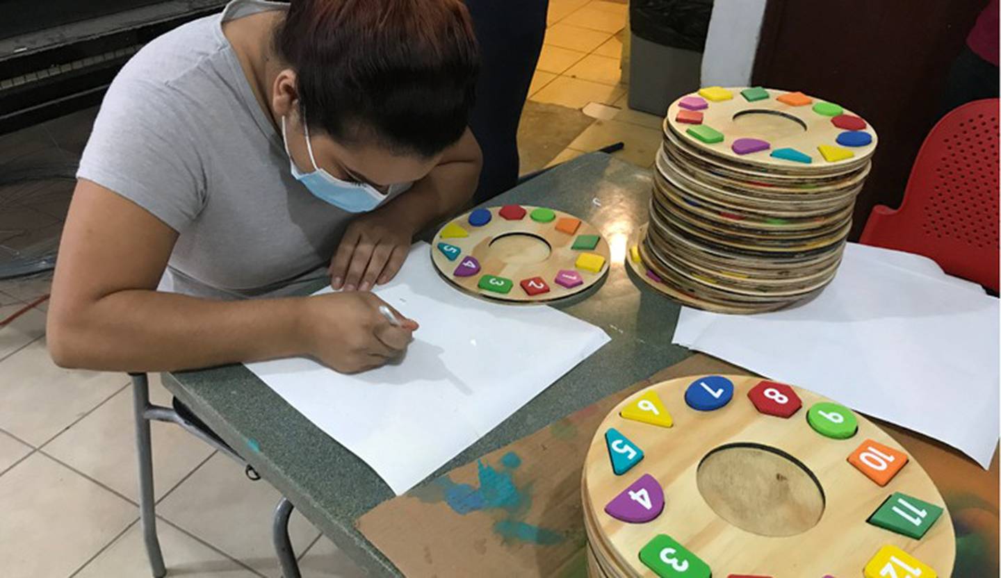 Con un grupo de cuatro mujeres el Sistema de Formación Artística para la Inclusión Social (Fundación Sifais), arrancó un proyecto que se encargará de fabricar juguetes educativos para todo el país.