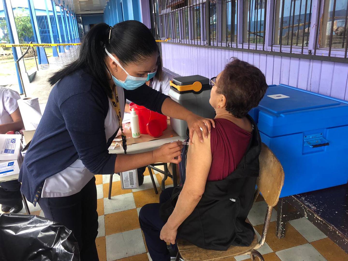 Arranca campaña de vacunación contra la influenza con la mente puesta en el coronavirus. Lavado de manos y estricto distanciamiento se respetó al máximo en clínica Moreno Cañas de barrio Cuba.