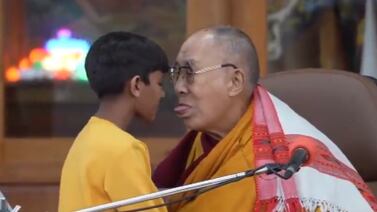 Dalái lama pide disculpas a un niño por pedirle que le chupara la lengua