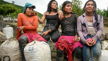 Indígenas transgénero en Colombia, una vida huyendo entre cafetales