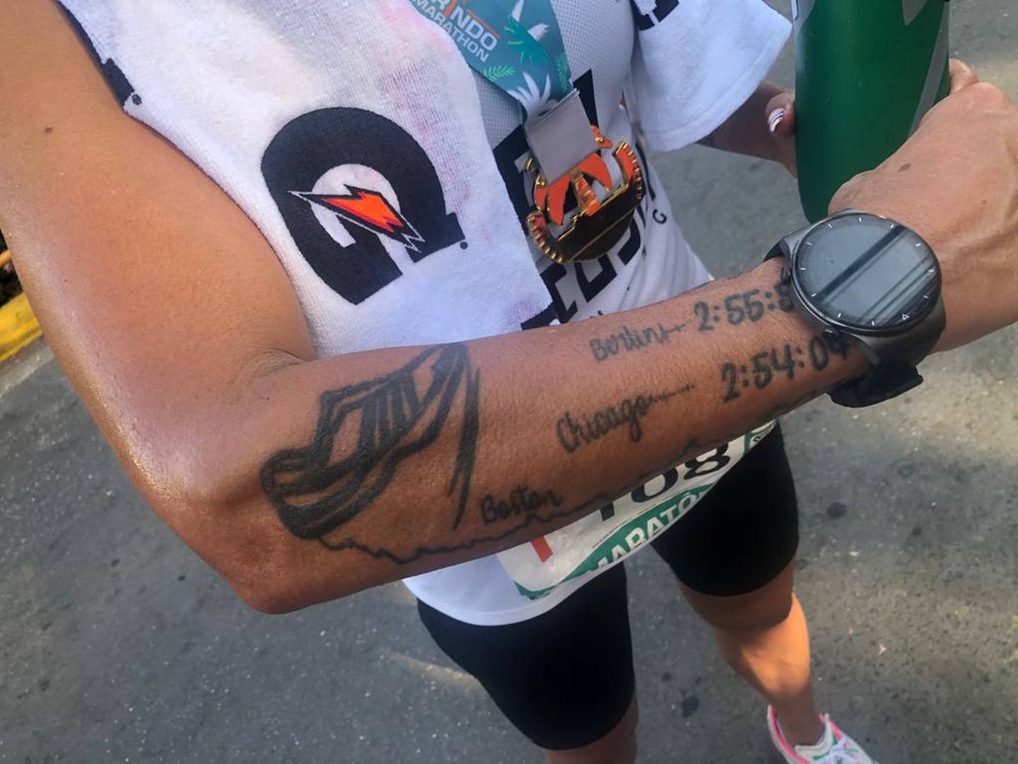 Teresita Arguedas tiene tatuados los tiempos que hizo en las maratones de Berlín y Chicago y ahora se hará el de Tamarindo. Foto: Sergio Alvarado