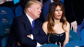 Donald Trump dice que su esposa se recupera puras tejas después de ser operada