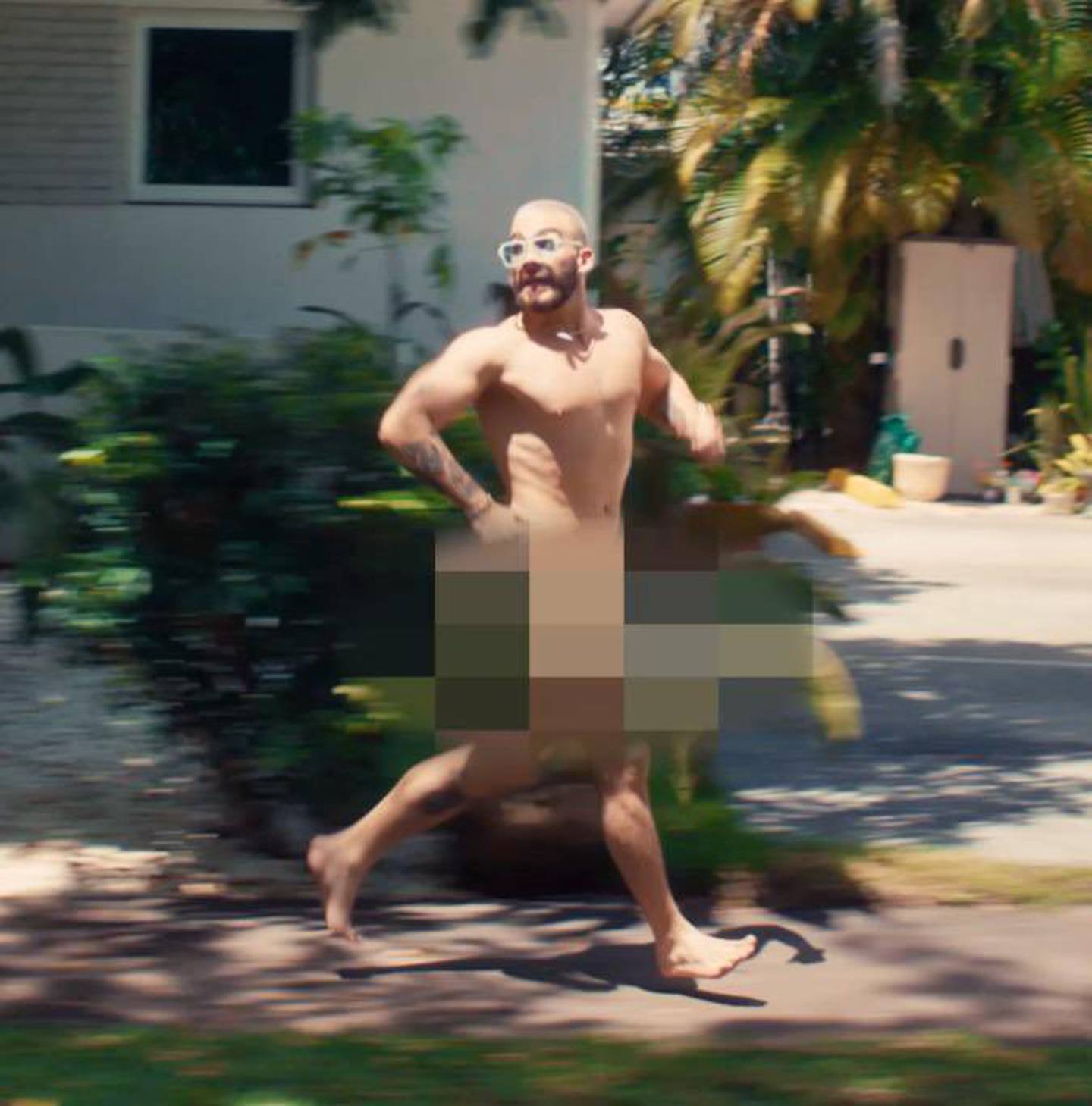 Captaron al cantante Manuel Turizo corriendo desnudo por las calles de Miami. Twitter.