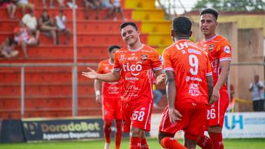 Hinchas naranjas sorprenden a jugadores de Puntarenas FC con un gran gesto