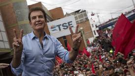 Popular locutor deportivo va ganando elecciones presidenciales en Honduras