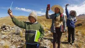 Alumnos andinos suben a un cerro en busca de señal recibir para clases virtuales