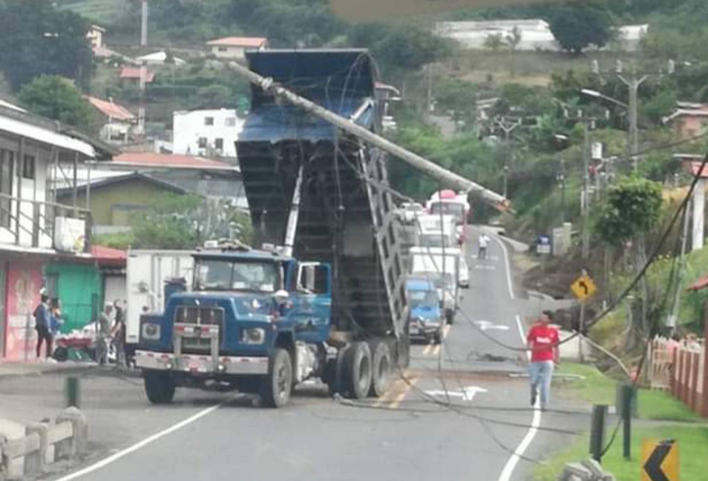 Vagoneta arranca cables y poste al pasar por Zarcero con el cajón levantado. Foto Edgar Chinchilla.
