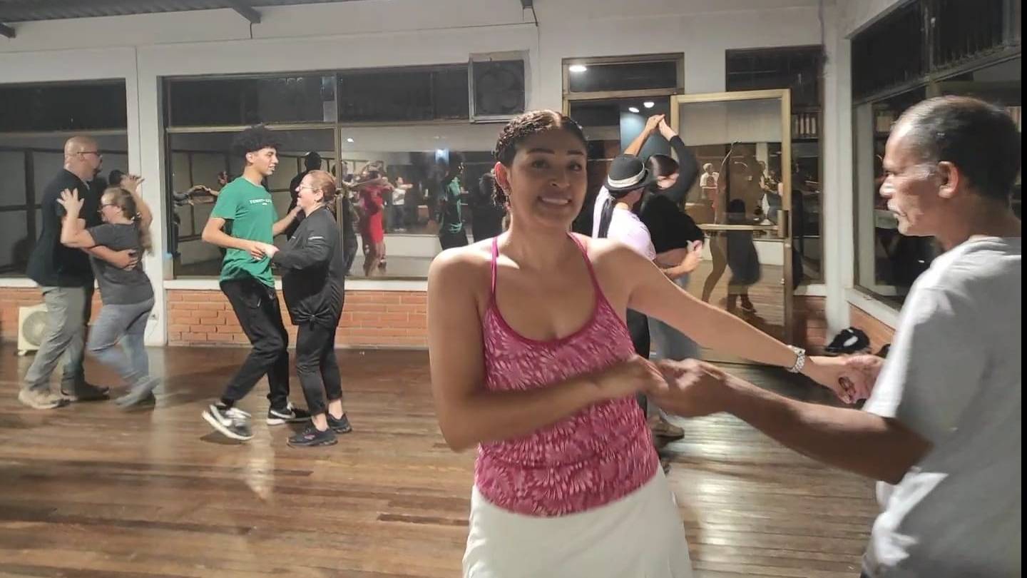 Aprenda a bailar en la academia Herencia Latina. (Cortesía)