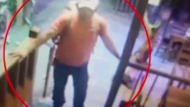 (Video) Buscan a hombre que mató a otro mientras compartían en un bar