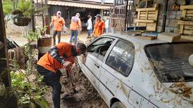 Afectados por lluvias necesitan voluntarios que les ayuden a sacar barro de sus casitas