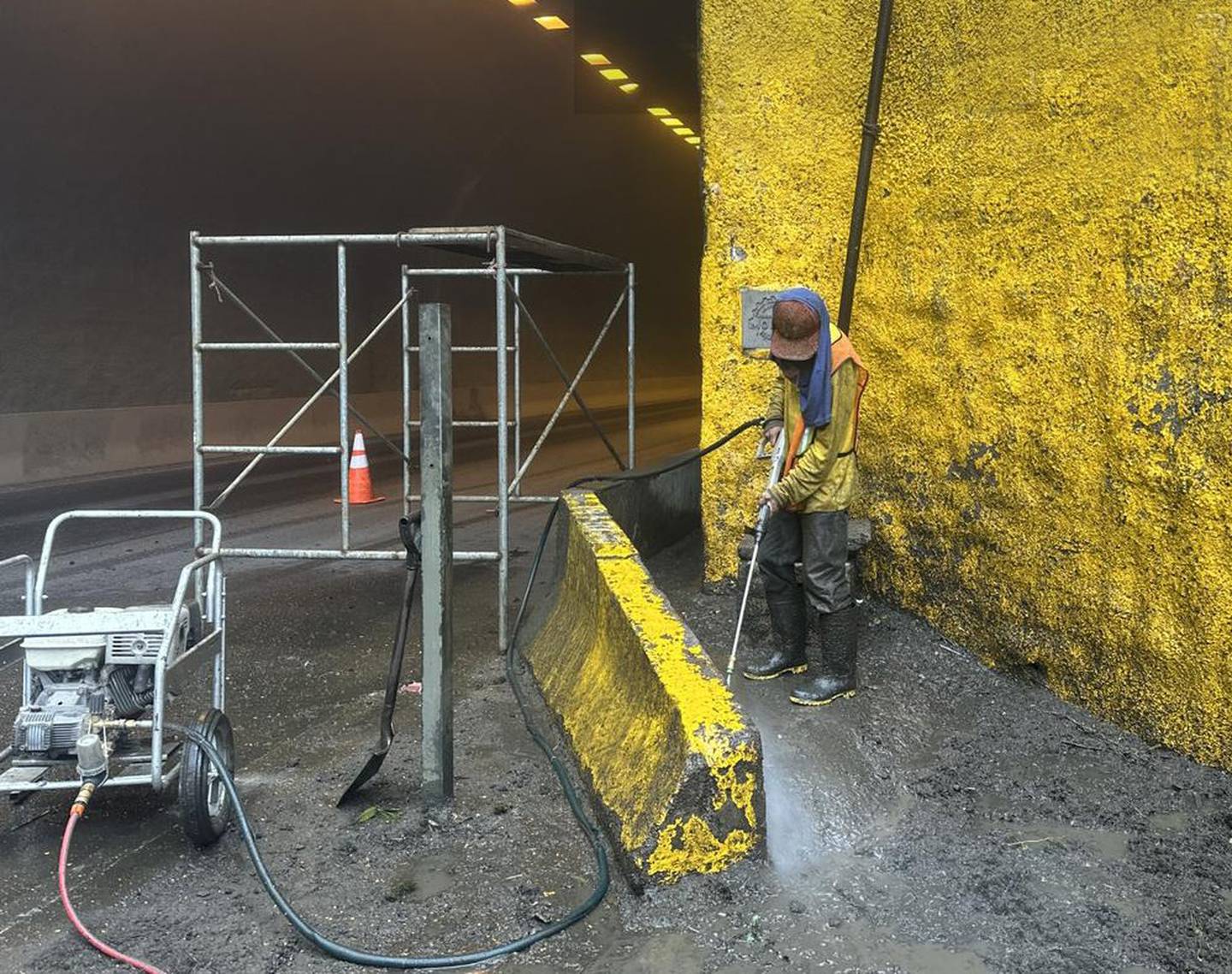 Conavi informó de que realiza trabajos de limpieza de
barandas, paredes y del sistema de drenaje en el túnel Zurquí. Foto: Cortesía Conavi