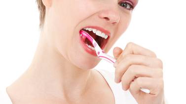 Dentistas advierten que ciertas lesiones en la boca pueden revelar covid-19