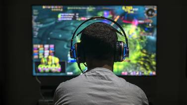 Jugar videojuegos con audífonos podría dañar su audición