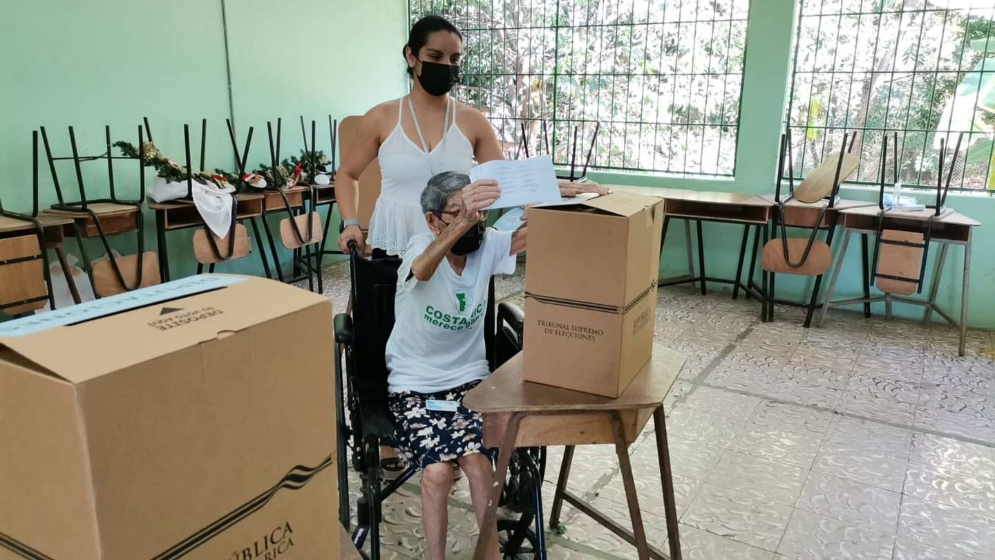 Anita Ramírez Orozco, de 93 años, voto en La Guaria de Barranca de Puntarenas
