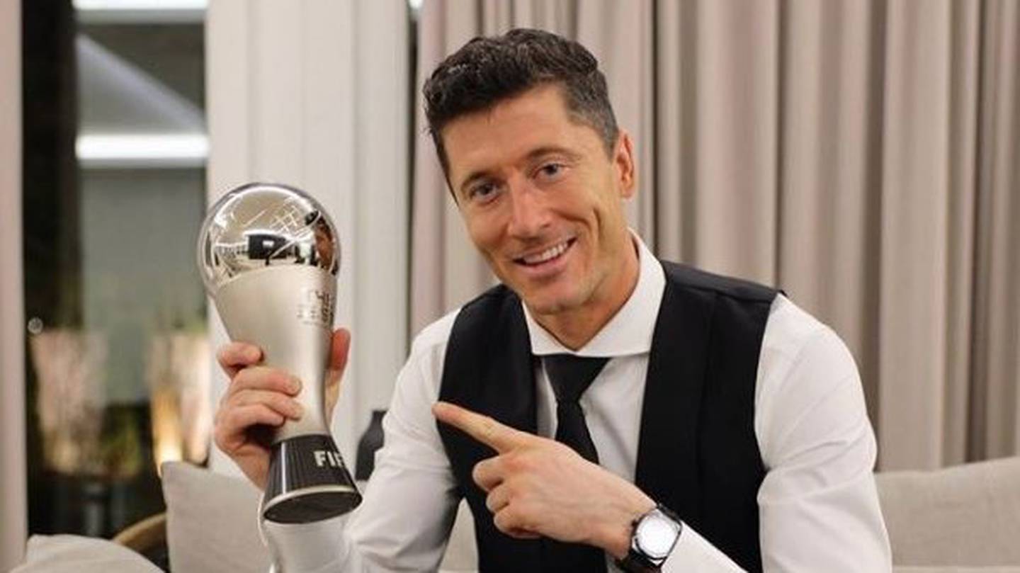Robert Lewandowski con el premio The Best, como el mejor jugador del 2021. Instagram.