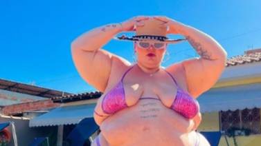 Mujer que pesa 140 kilos se hace famosa por posar en bikini