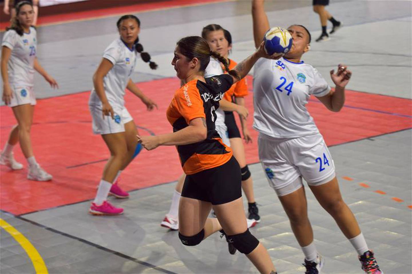 Tarrazú, tres veces campeón de la rama femenina y medallista de plata de la edición anterior, debutó con victoria 25-8 frente a San José en el partido que abrió este jueves 19 de enero la jornada de balonmano de los Juegos Deportivos Nacionales Icoder 2022-2023.