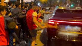 Aficionados golpean carro de Ronald Koeman (con él adentro) por perder clásico español
