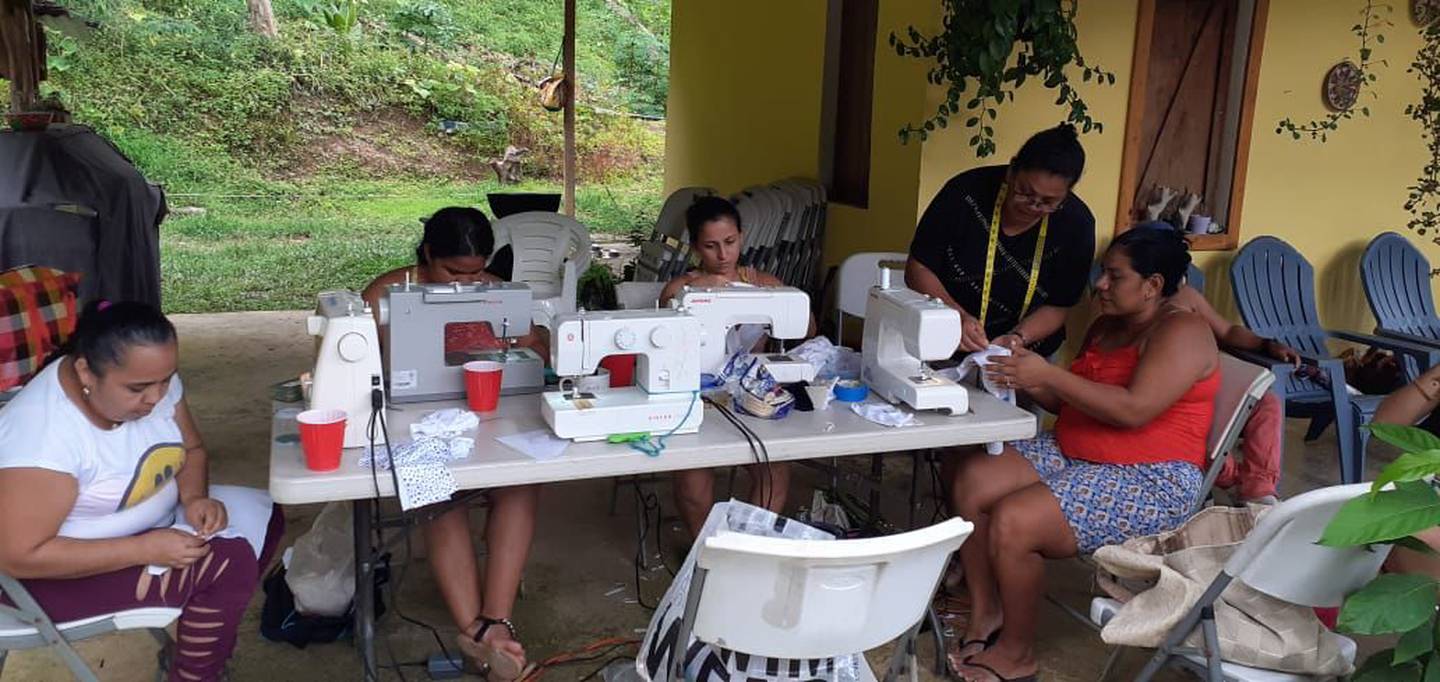 Entre costuras. Así se llama el programa que enseña a hombres y mujeres a coser, en la Fundación Sifais, sede Pacífico Central.