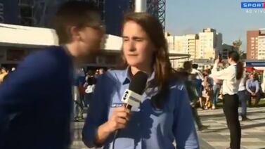 Así se defendió una periodista de un aficionado que la quiso besar en media transmisión del Mundial