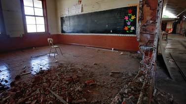 Así va cayendo demolida la escuela Rafael Vargas, en Colima de Tibás