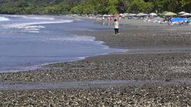 Playas de Guanacaste podrían ser clausuradas si turistas no eliminan dañina práctica