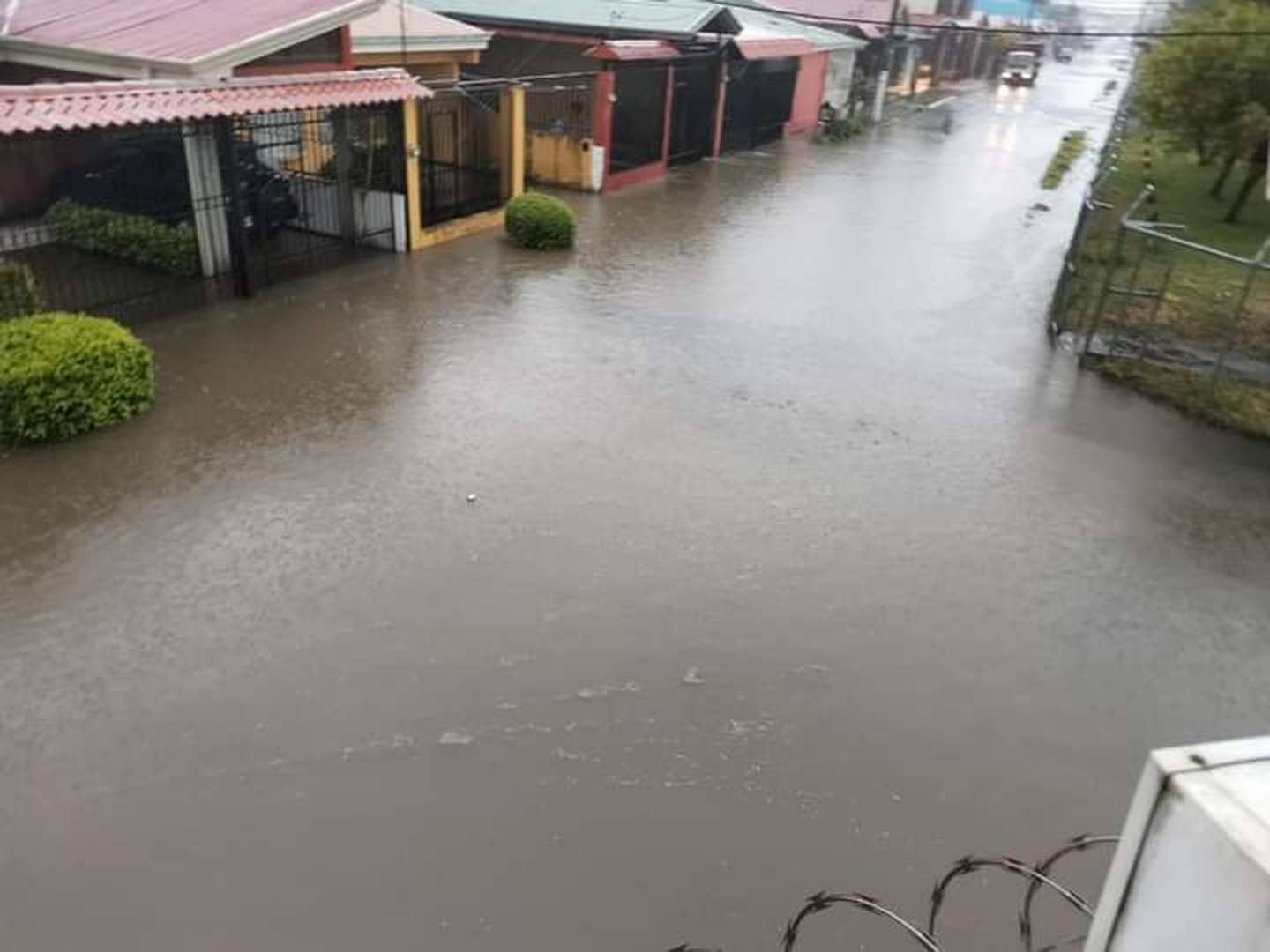 Varias casas de la urbanización Catalinas en El Guarco de Cartago tuvieron anegamientos por los fuertes aguaceros de este martes. Foto: suministrada por Keyna Calderón.