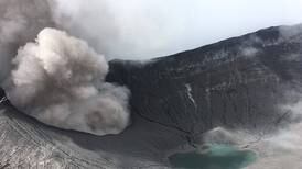 Nace una pequeña lagunita en el cráter del volcán Turrialba