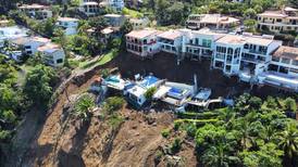 (Video) Casas de lujoso condominio caen en deslizamiento en Punta Leona